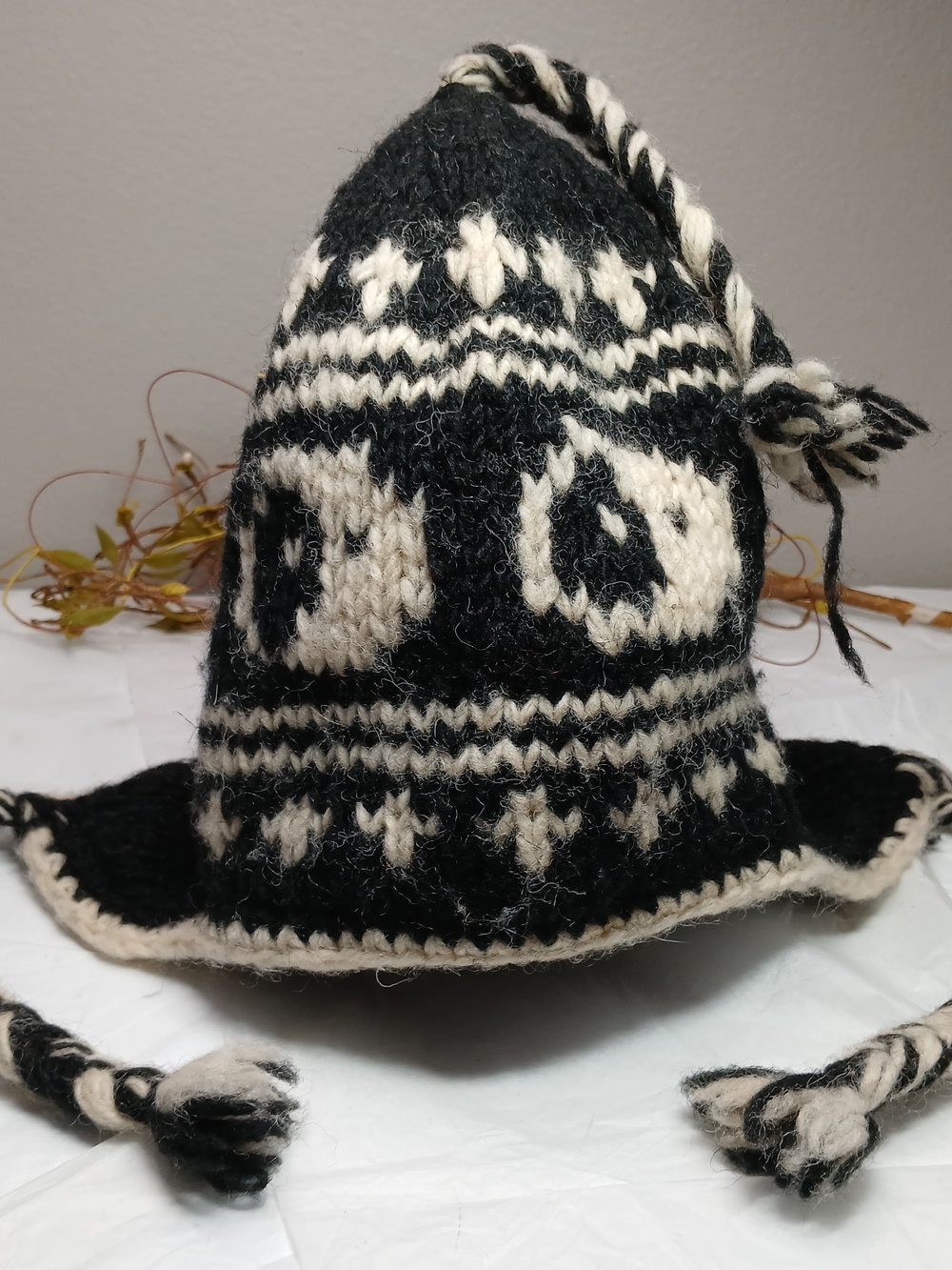 D&Y Black and Cream Knitted 100% Wool Tassel Hat Handmade In Nepal Unisex